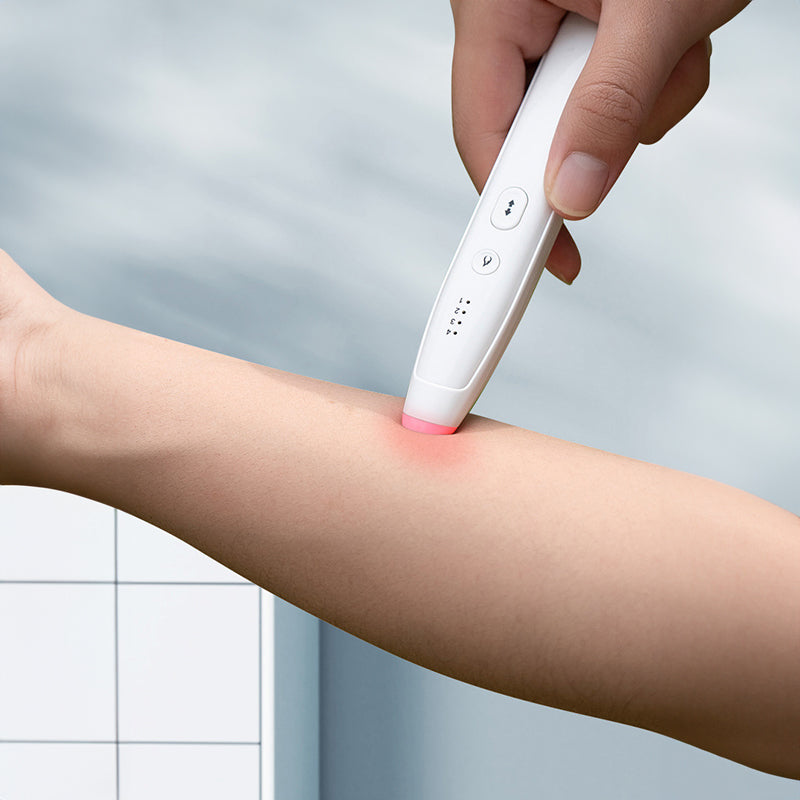 Portable anti-itch pen for insect/mosquito bites, natural & rechargeable, suitable for all ages.